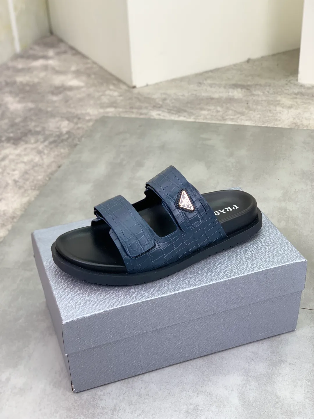 Men's shoes 💰P340💰【New style】🎁🎁🎁 PRADA Prada's new casual slippers, original official website, perfect workmanship, transmitting a kind of noble luxury, sublimating its definition of luxury in Prada's high-end extraordinary craftsmanship. Original combination outsole, code number: 38-44 (45 customized) Multiple colors 🉑️ to choose from